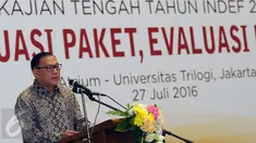 Gubernur Bank Indonesia, Agus Martowardojo saat menjadi pembicara kunci pada seminar nasional kajian tengah tahun Indef 2016 di Kampus Trilogi, Jakarta, Rabu (27/7). Seminar membahas Evaluasi Paket, Evaluasi Ekonomi. (Liputan6.com/Helmi Fithriansyah)