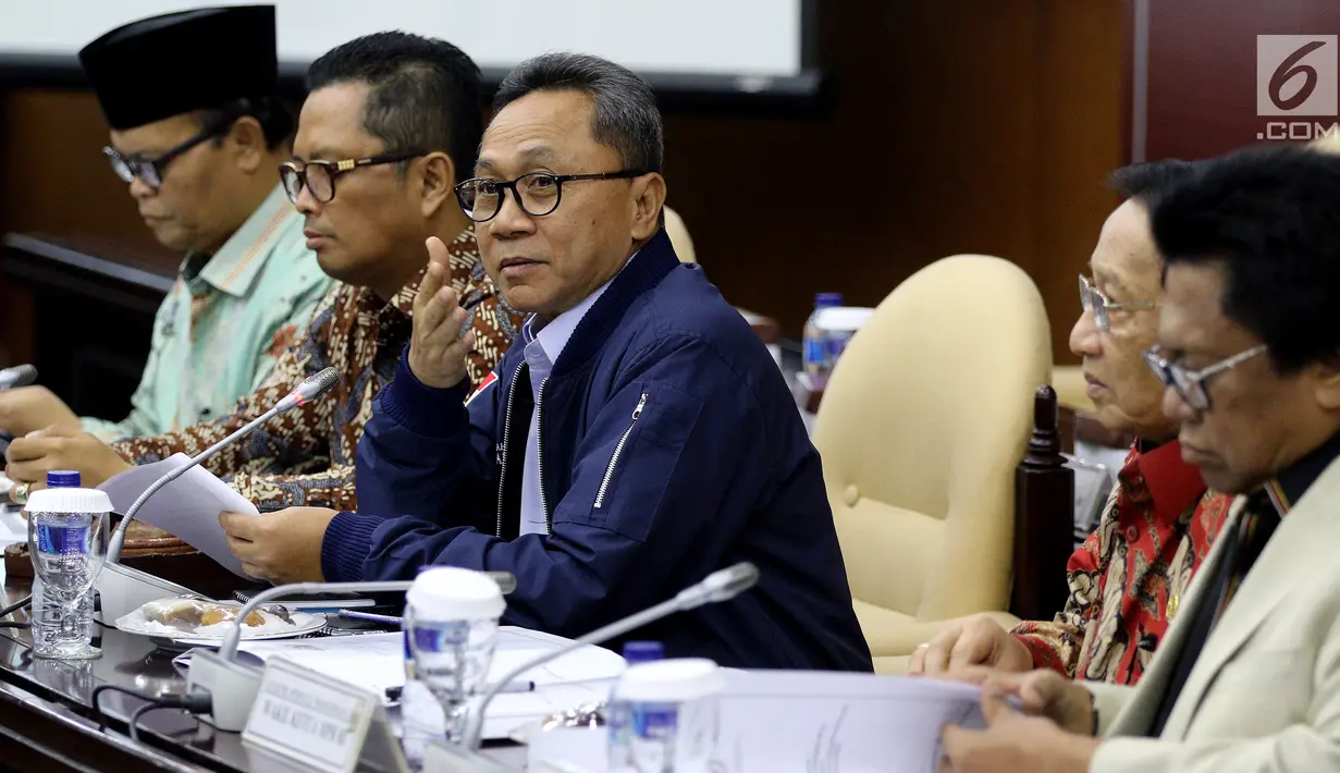 Ketua MPR Zulkifli Hasan (tengah) didamping Wakil Ketua MPR Mahyudin, Hidayat Nur Wahid, EE Mangindaan, dan Oesman Sapta Odang saat rapat di Kompleks Parlemen, Jakarta, Rabu (21/3). Rapat membahas penambahan tiga Wakil Ketua MPR. (Liputan6.com/JohanTallo)