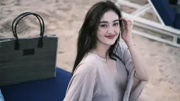 Tanpa tambahan celana, dress ini menonjolkan paha mulus Ranty yang menjadi pusat perhatian. Unggahan penampilan ini mendapat banyak tanggapan dari netizen. Banyak yang memuji kecantikannya dan menyebut kekasih Rayn Wijaya ini tampil begitu seksi. (Liputan6.com/IG/@rantymaria)