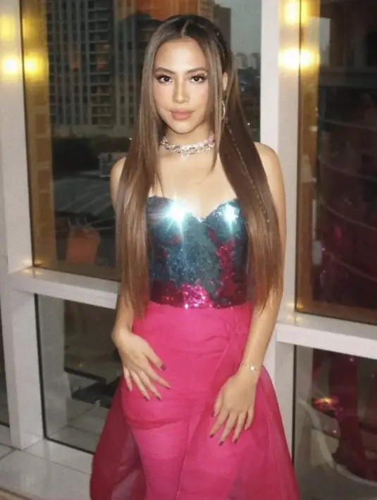 Untuk rambut, Zara tampil dengan rambut blonde lurus belah tengah dan sedikit kepangan.