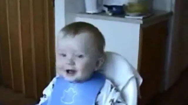 Cuplikan rekaman dua bayi tertawa gembira dengan gaya masing-masing.