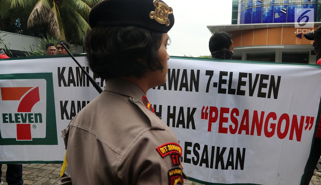 Polisi berjaga saat demo karyawan Eks 7-Eleven di depan Kantor Pengusaha Sungkono Honoris, Jakarta, Rabu (9/1). Mereka menuntut pembayaran uang pesangon yang sampai saat ini belum mereka terima semenjak 7-Eleven tutup. (Liputan6.com/Johan Tallo)