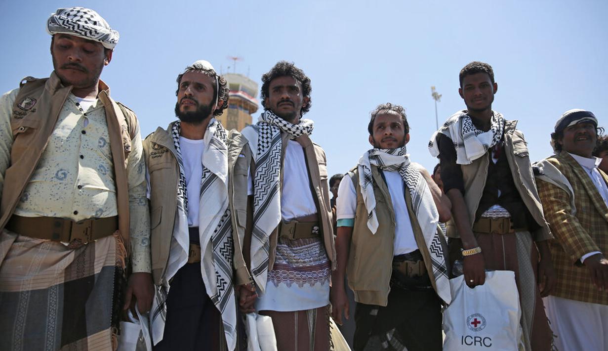 Tahanan Yaman berkumpul selama kedatangan mereka setelah dibebaskan oleh koalisi pimpinan Arab Saudi di bandara di Sanaa, Yaman, Jumat (16/10/2020). Pihak yang bertikai di Yaman menyelesaikan pertukaran tahanan besar yang ditengahi PBB pada hari Jumat. (AP Photo/Hani Mohammed)