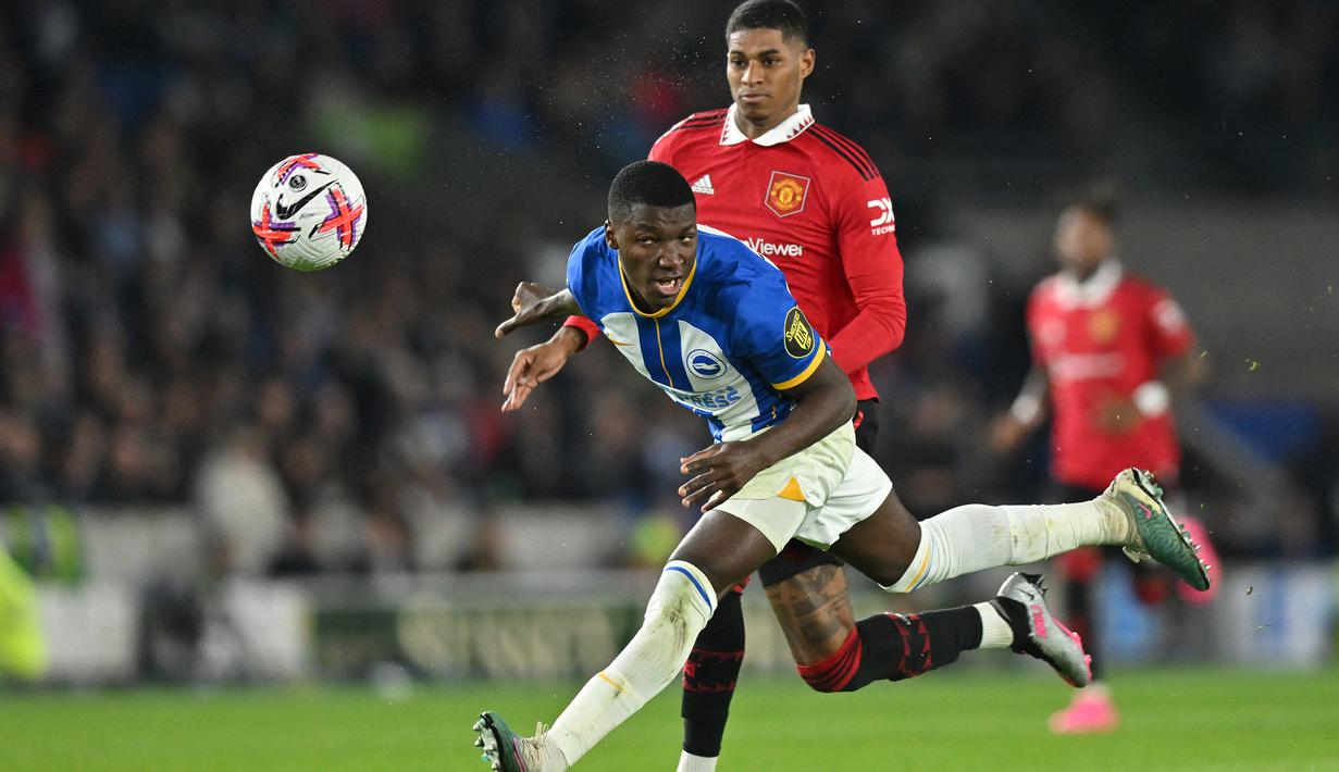 Gelandang Brighton and Hove Albion, Moises Caicedo menghalau bola dari ancaman striker Manchester United, Marcus Rashford pada laga Liga Inggris 2022/2023 di American Express Community Stadium, Brighton (4/5/2023). Moises Caicedo hampir menjadi milik Arsenal pada bursa transfer Januari 2023, yang akhirnya kandas setelah Brighton sebagi klub pemilik dua kali menolak tawaran The Gunners. Jika Arsenal menaikkan tawaran muism depan, transfer sang pemain diyakini bakal terwujud. (AFP/Glyn Kirk)
