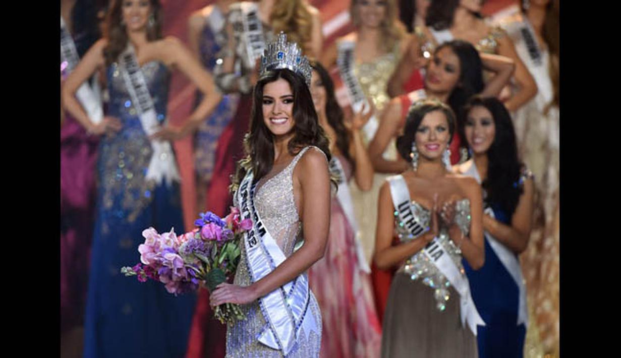 Paulina Vega berpose usai dinobatkan sebagai Miss Universe 2014 dalam kontes wanita tercantik sejagad di FIU Arena, Doral, Miami, Minggu (25/1/2015). (AFP PHOTO/Timothy A. CLARY)