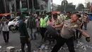 Petugas kepolisian saat mencoba membubarkan aksi para mahasiswa di Jalan Cikini Raya, Jakarta, Selasa (18/11/2014). (Liputan6.com/Faizal Fanani)