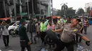 Petugas kepolisian saat mencoba membubarkan aksi para mahasiswa di Jalan Cikini Raya, Jakarta, Selasa (18/11/2014). (Liputan6.com/Faizal Fanani)