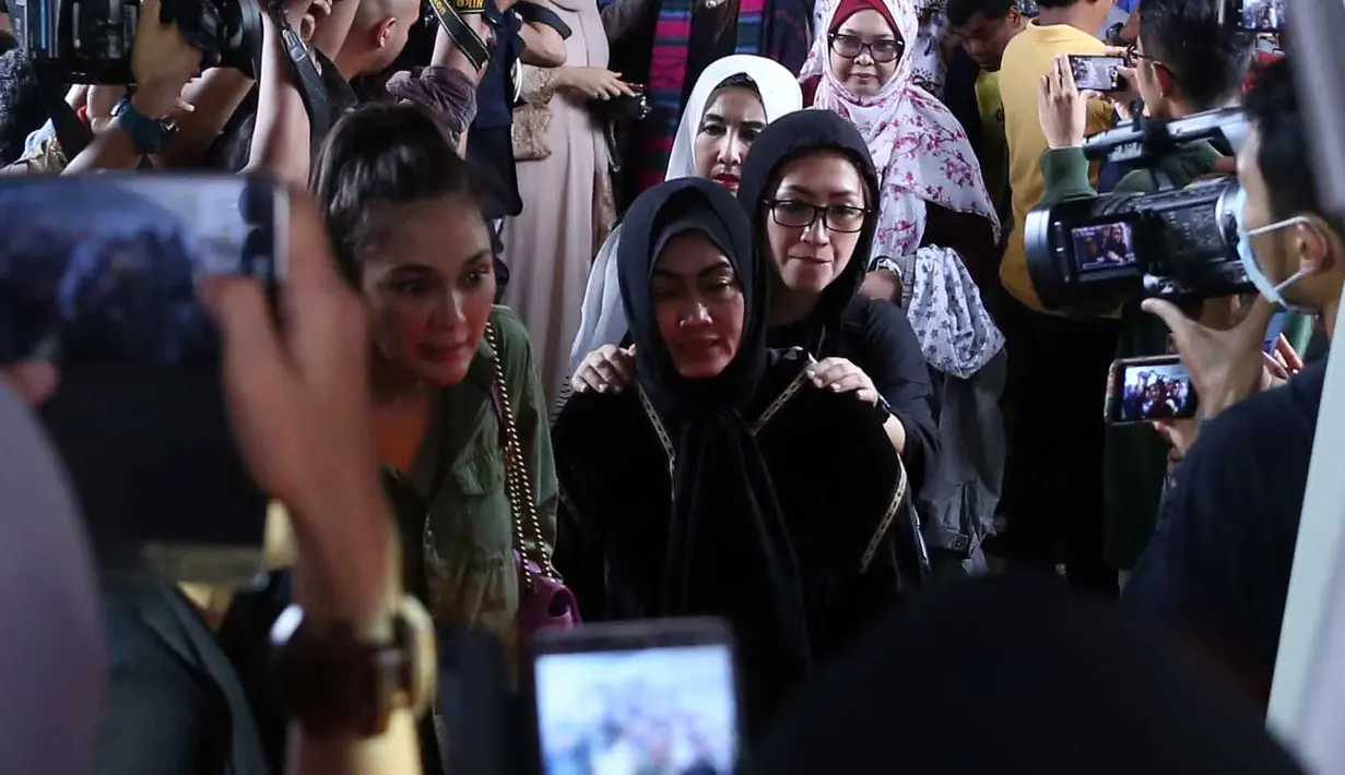 Ketika mendengar kabar jupe meninggal dunia, Luna langsung datang ke rumah sakit. Tampak ia bersama Ruben Onsu terus mendampingi jenazah Jupe mulai dari di rumah sakit sampai ke dalam liang lahat. (Nurwahyunan/Bintang.com)