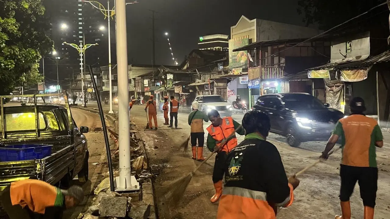 Dinas Lingkungan Hidup atau DLH DKI Jakarta membersihkan sampah dari kawasan Gedung DPR/MPR (Istimewa)