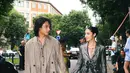 Jefri tampil dalam setelan serba taupe dari bahan linen atau suede-look yang ringan dan bertekstur. Alih-alih celana panjang, ia memilih potongan celana pendek tailored yang memberi sentuhan santai khas musim panas. Lapisan jaket longgar dan kemeja senada membuat tampilannya terkesan effortless namun tetap rapi.  [@littlemisskhan].