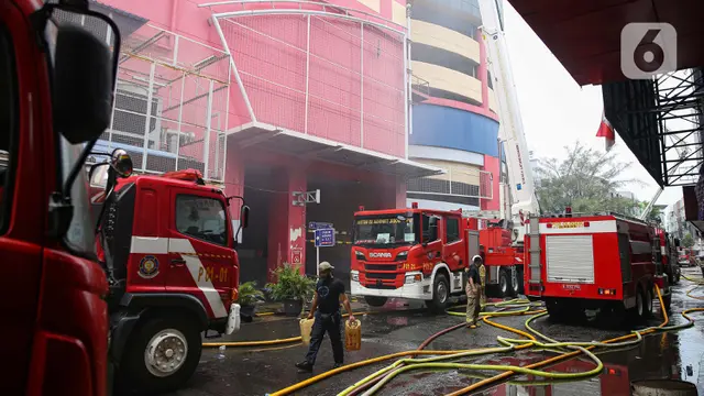 Pasca-Kebakaran Hebat, Petugas Gulkarmat Jakarta Berjibaku Dinginkan Glodok Plaza