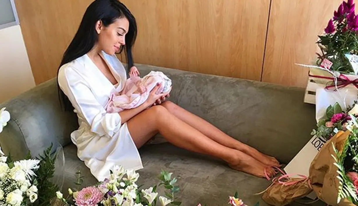 Selasa, 14 November 2017, Georgina fotonya bersama dengan Baby Alana di sebuah bangku taman. Memang di foto tersebut wajah bayi mungil itu ridak terlihat jelas, namnun terpancar kebahagiaan di wajah Georgina. (Instagram/georginagio)