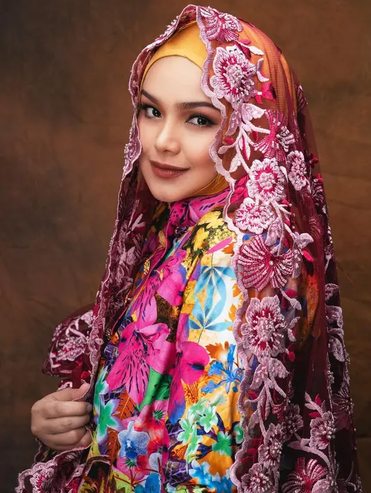 “Alhamdulillah. Hari ini 1 Disember 2020, saya dan suami membuat pengumuman rasmi mengenai kehamilan saya yang sudah pun berusia 4 bulan,” ungkap Siti Nurhaliza. (Instagram/ctdk)