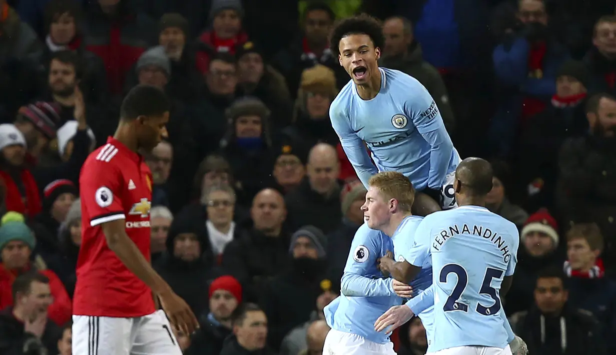 Para pemain Manchester City merayakan gol yang dicetak oleh David Silva ke gawang Manchester United pada laga Premier League di Stadion Old Trafford, Minggu (10/12/2017). Manchester United takluk 1-2 dari Manchester City. (AP/Dave Thompson)