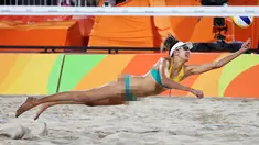 Atlet Voli Pantai asal Australia, Taliqua Clancy berusaha mengambil bola saat berlaga di Olimpiade Rio 2016, Brasil pada 14 Agustus 2016. (REUTERS / Adrees Latif)