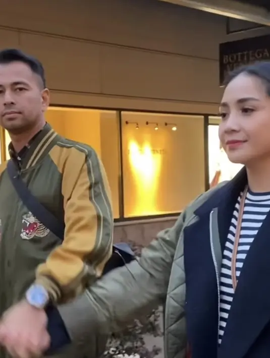 Dengan bomber jaket hijaunya, Nagita juga tampil dengan lipstik merahnya. Credit: (@raffinagita1717)