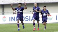 Pemain Persita Tangerang, Edo Febriansyah, melakukan selebrasi usai membobol gawang PSM Makassar pada laga Shopee Liga 1 di Stadion Sport Center Tangerang, Jumat, (6/3/2020). Kedua tim bermain imbang 1-1. (Bola.com/M Iqbal Ichsan)