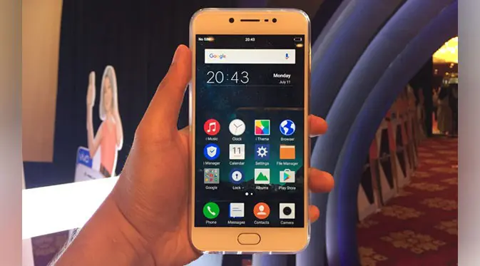 Hands on Vivo V5, smartphone pertama di dunia dengan kamera depan 20 MP.  (Liputan6.com/Jeko Iqbal Reza)