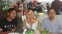 Tony Sucipto, bek sayap kiri andalan Persib dengan ramah menuruti permintaan foto bareng dengan pelanggan restorannya. (Bola.com/Permana Kusumadijaya)