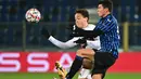 Penyerang Midtjylland Mikael Anderson dan gelandang Atalanta Matteo Pessina mengincar bola pada matchday kelima Grup D Liga Champions di Atleti Azzurri d'Italia, Rabu (2/12/2020) dini hari WIB. Atalanta membuka peluang lolos ke babak 16 besar usai menahan imbang Midtjylland 1-1. (MIGUEL MEDINA/AFP)