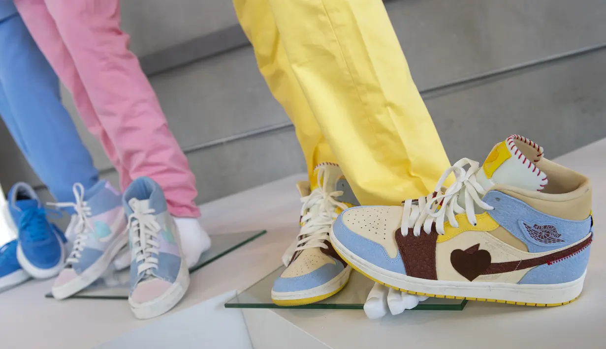 Sneakers Nike Air Jordan, Nike Air Sneakers dan dan Blue converse All-Star anggota BTS, Suga, Jin dan V pada video klip "Dynamite" ditampilkan saat pratinjau pers Julien's Auctions MusiCares Charity Relief Auction, di Beverly Hills, California, Selasa (26/1/2021). (VALERIE MACON/AFP)