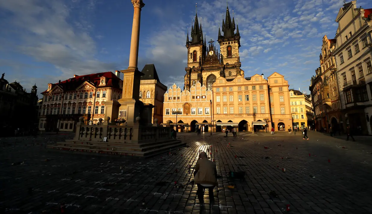 Seorang pria memberi hormat kepada para korban pandemi COVID-19 di Alun-Alun Kota Tua, Praha, Republik Ceko, Senin (29/3/2021). Republik Ceko dan Slovakia jadi antara negara terparah terkena dampak COVID-19, akhirnya mengalami beberapa perbaikan setelah penguncian ketat. (AP Photo/Petr David Josek)