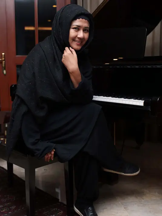 Ria Irawan, sepertinya menjadi salah satu yang memiliki banyak kenangan bersama mendiang Deddy. Dan nampak bar-baru ini ia mendapat pesang lewat aplikasi chat dari seorang Deddy. (Deki Prayoga/Bintang.com)