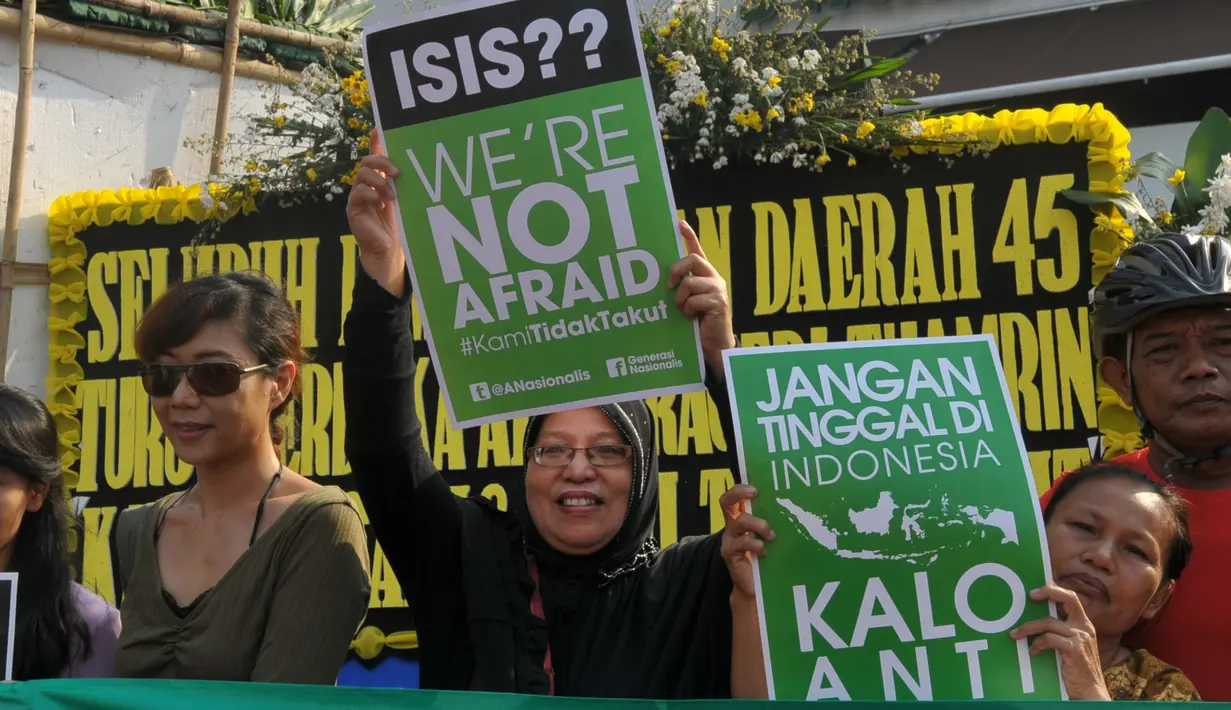 Sejumlah warga menggelar aksi di sekitar lokasi Ledakan Thamrin, Jakarta, Minggu (17/1/2016). Mereka mengajak seluruh warga Jakarta untuk tidak takut pada teroris (Liputan6.com/Faisal R Syam)