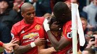 Gelandang Manchester United Ashley Young (kiri) merayakan gol Ander Herrera (tengah) ke gawang Chelsea pada laga Premier League di Old Trafford, Manchester, Minggu (16/4/2017). (AFP/Oli Scarff)
