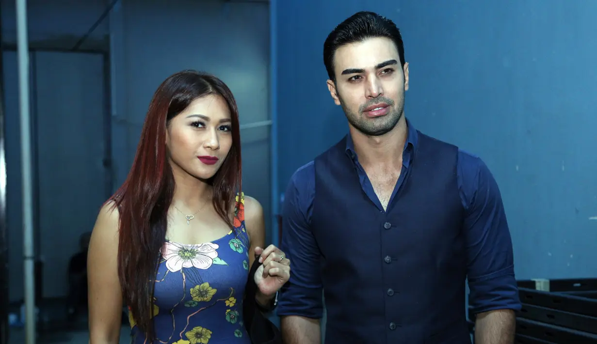 "Sekarang aku mantepin hati dan maunya nikah secara legal di negara. Tapi kita masih tanya soal status perceraian kita kemarin, terus orang tua aku bilang apa pun statusnya kita harus nikah secara legal," kata Tata Janeeta. (Deki Prayoga/Bintang.com)