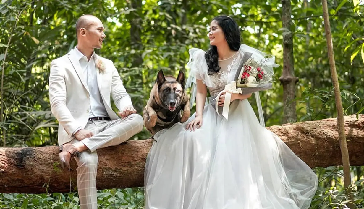 Selain di tempat yang penuh dengan batu alam, Bima dan Rasyena juga melakukan foto prewedding yang terlihat seperti hutan. Keduanya tidak lupa membawa binatang perliharaan mereka untuk ikut berfoto. (Liputan6.com/IG/@bimaaryo)