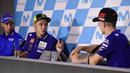 Pebalap Movistar Yamaha, Valentino Rossi, berbincang dengan Maverick Vinales saat jumpa pers jelang GP Aragon di Alcaniz, Aragon, Kamis (21/9/2017). Rossi dinyatakan lolos tes medis untuk mengikuti balapan MotoGP Aragon. (AFP/Javier Soriano)