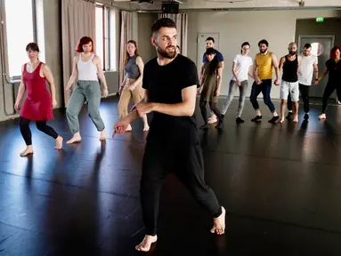 Imigran Suriah, Medhat Aldaabal mengajarkan tarian tradisional Arab Dabke di sebuah lokakarya di Berlin, Jerman, Minggu (15/4). (AP Photo/Jona Kallgren)