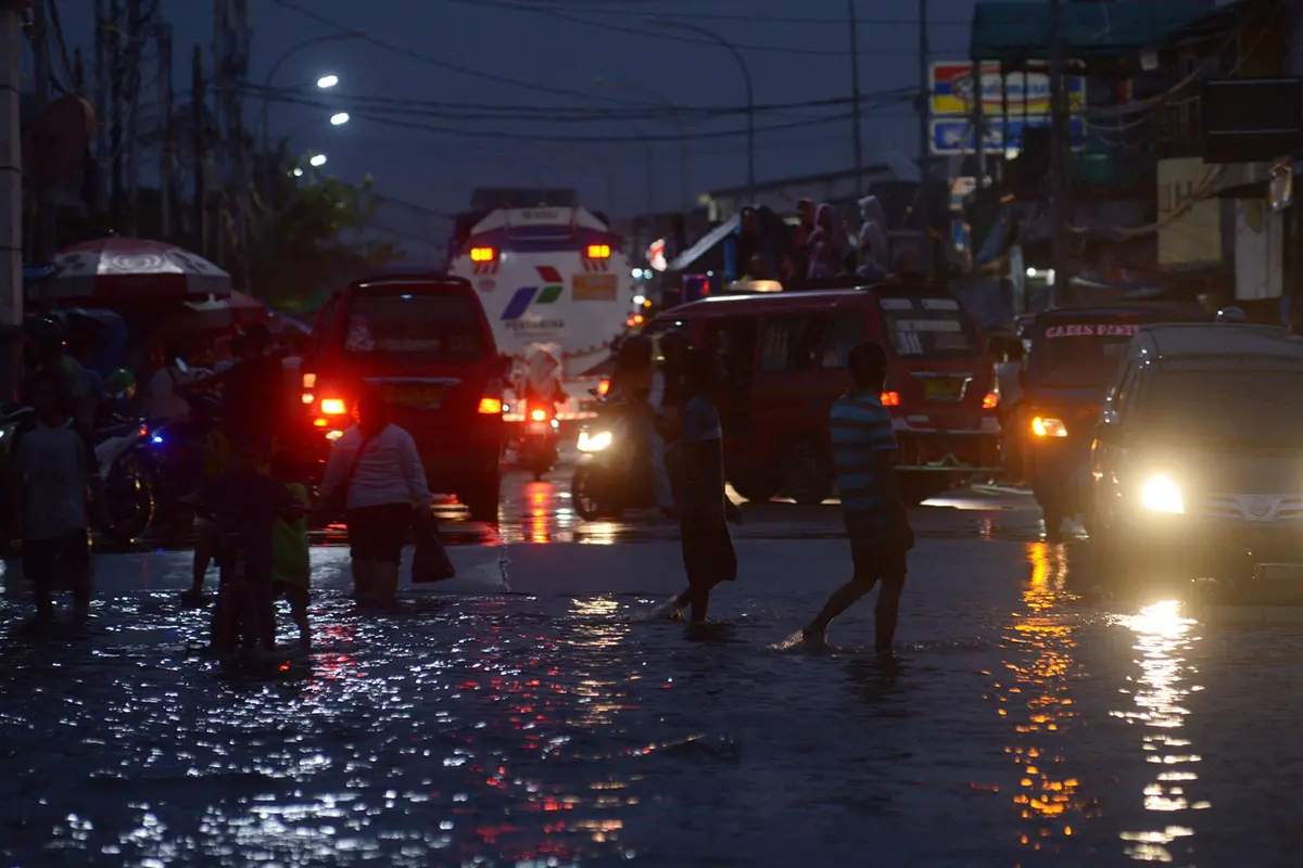 Banjir Rob Masih Genangi Kawasan Muara Baru hingga Malam Hari