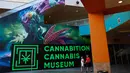 Pengunjung berjalan di Cannabition Cannabis Museum, Las Vegas, AS, Selasa (18/9). Museum ini menjadi destinasi wisata baru di Las Vegas. (AP Photo/John Locher)