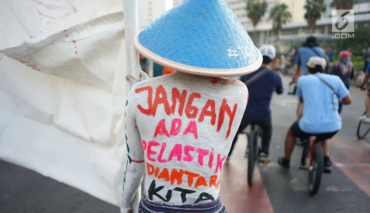 Sejumlah aktivis lingkungan menggelar pawai 'Bebas Plastik' di kawasan MH Thamrin menuju Taman Aspirasi Monas, Jakarta, Minggu (21/7/2019). Pawai itu untuk mengajak masyarakat agar tidak lagi menggunakan plastik sekali pakai karena sampahnya akan merusak lingkungan. (Liputan6.com/Immanuel Antonius)
