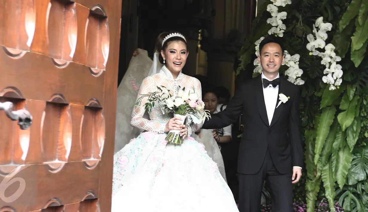 Aktris Olga Lydia dan Aris Utama seusai menjalankan sakramen pernikahan di Gereja Katedral, Jakarta, Jumat (21/4). Aktris Olga Lydia dan Aris Utama menjalankan sakramen pernikahan. (Liputan6.com/Herman Zakharia)