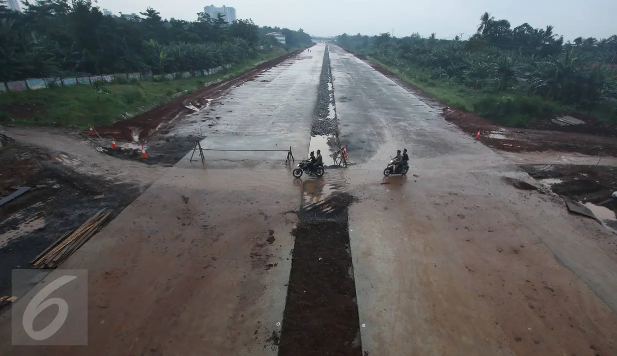 Pengendara motor melintas di proyek jalan tol Cinere - Jagorawi (Cijago) seksi II di Beji, Depok, 18 Januari 2017, Depok, Kamis (16/2). Pekerjaan konstruksi Tol Cijago Seksi II ditargetkan selesai pada pertengahan 2017.(Liputan6.com/Immanuel Antonius)