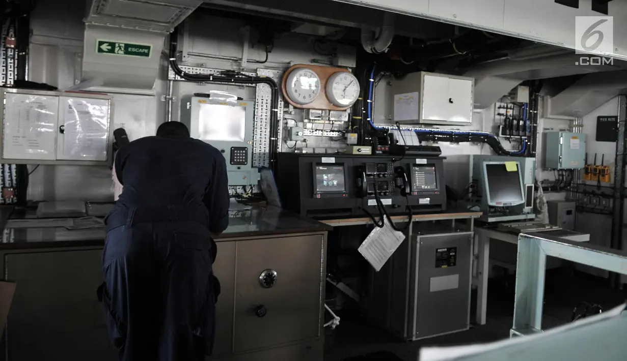 Salah satu ruangan kapal perang HMS Albion, Jakarta, Minggu (22/4). Kapal ini dirancang sebagai kapal perang amfibi membawa pasukan, biasanya Marinir Kerajaan, dan kendaraan hingga ukuran tank tempur utama Challenger 2. (Merdeka.com/Iqbal S. Nugroho)