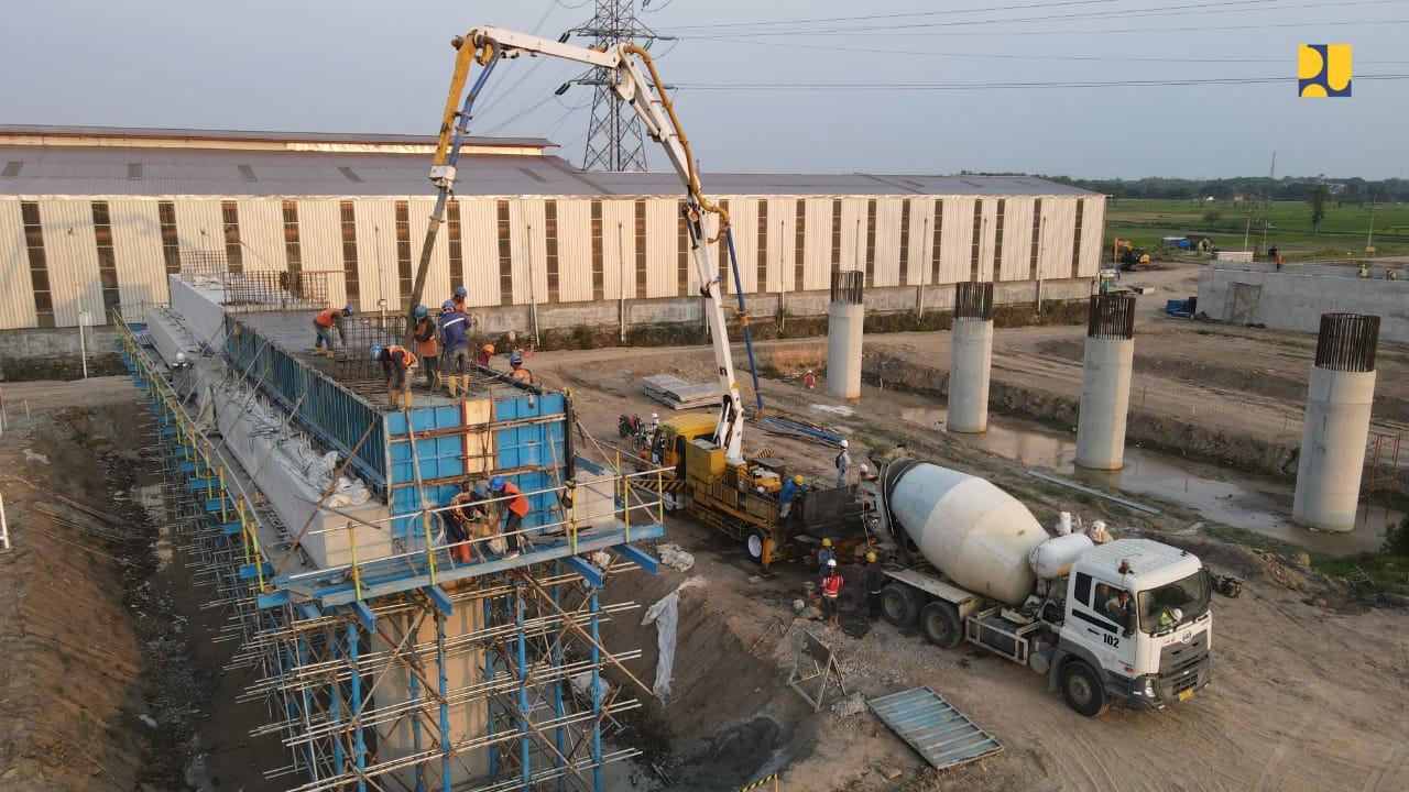 Pembangunan Jalan Tol Solo-Yogyakarta-Yogyakarta Internasional Airport (YIA) Kulon Progo sepanjang 96,57 km.