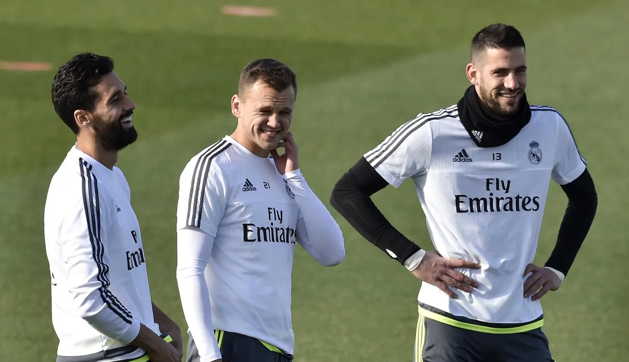 Pemain Real Madrid, Denis Cheryshev (tengah), tertawa bersama rekaanya Nacho Fernandez (kiri)  dan  Francisco Casilla pada sesi latihan di Valdebebas Training Ground, Madrid, Jumat (4/12/2015).  (AFP Photo/Gerard Julien)