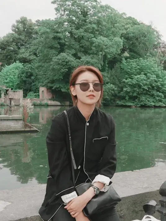 Selain membenarkan hal tersebut, Hong Suk Chun juga membawa kabar bahwa keduanya telah merayakan 4 tahun pacarannya dengan makan malam bersama penuh romantic di restorannya itu. (Instagram/hotsootuff)