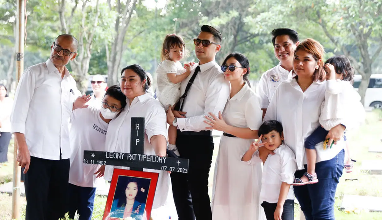 "Dia bukan ibunda buat saya, dia teman baik saya, dia cinta pertama saya, dia tiang doa saya, tiang doa keluarga," ujar Jonas Rivanno. [Foto: Bayu Herdianto/KapanLagi.com]