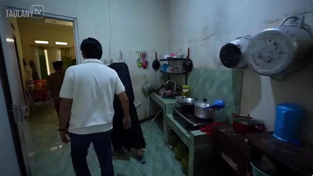 Panci dan Centong Digantung di Dinding, Tanpa Rak Khusus