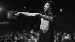 Walaupun hanya menggunakan kaos dan celana jeans serta sepatu, pesona Vidi nyatanya tak surut. Ia justru terlihat begitu asyik membawa suasana para penonton untuk ikut bernyanyi dengannya.  (Liputan6.com/IG/@vidialdiano)