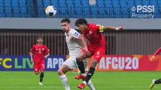 Pemain depan timnas Indonesia, Jens Raven (kiri) berebut bola dengan Mohammed Naji Al-Qashmi (Yaman) pada pertandingan ketiga Grup C Piala Asia U-20 2025 di Shenzhen Youth Football Training Base Centre Stadium, Rabu (19/2/2025) malam WIB. (Foto: Dokumentasi PSSI)