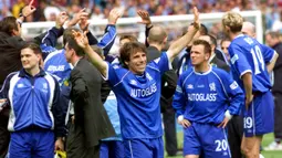 Gianfranco Zola. Italiano yang memperkuat Chelsea selama 7 musim mulai 1996/1997 ini total bermain dalam 311 laga dan mencetak 80 gol. Pada musim 1997/1998 berperan besar dalama raihan treble winners. Nomor punggung 25 pun dipensiunkan Chelsea untuk menghormatinya. (Foto: AFP/Adrian Dennis)