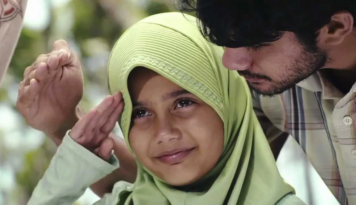 Siapa sih yang tidak tahu film Hafalan Shalat Delisa? Film yang populer pada 2011 menceritakan tentang kisah anak bernama Delisa yang mengalami cobaan kehilangan keluarga karena tsunami Aceh. Film ini sangat populer sebelas tahu lalu. (Liputan6.com/YouTube/Starvisionplus)