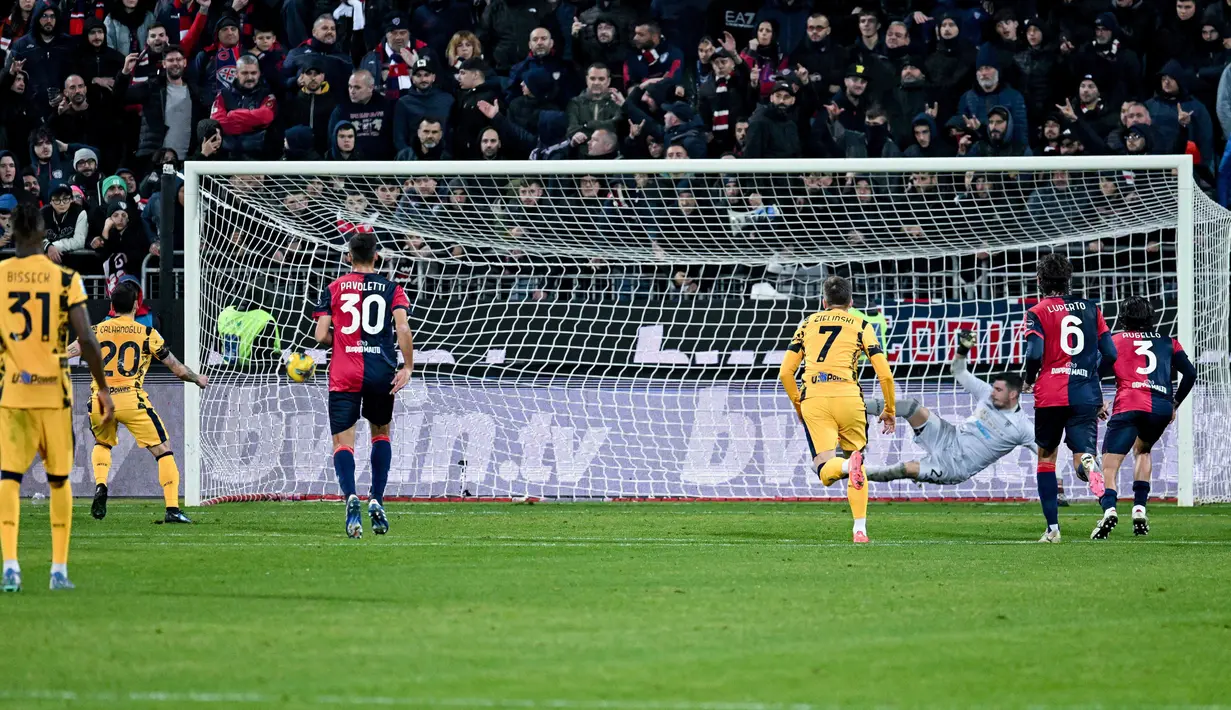 Namun di babak kedua anak asuh Simone Inzaghi mengamuk dan menyarangkan tiga gol lewat Alessandro Bastoni, Lautaro Martinez dan eksekusi penalti Hakan Calhanoglu. (Gianluca Zuddas/LaPresse via AP)