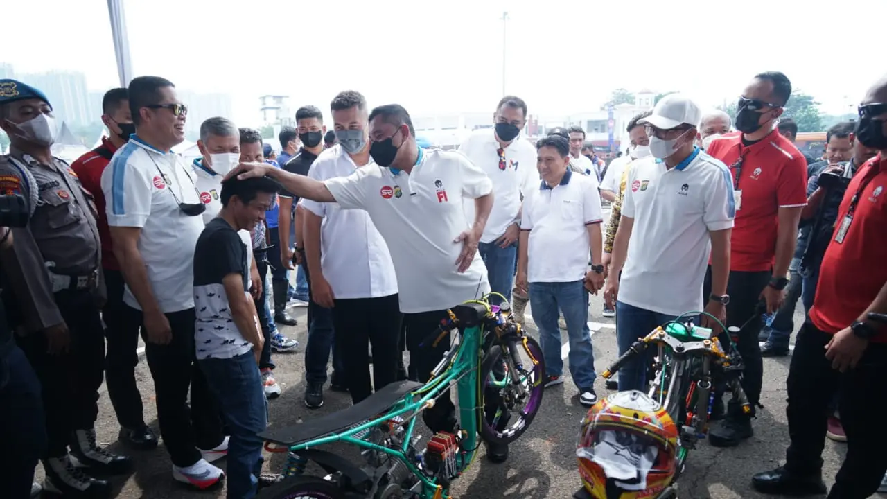 Kapolda Metro Jaya Irjen Pol Fadil Imran berinteraksi dengan peserta street race di Meikarta, Cikarang Selatan, Kabupaten Bekasi. (Istimewa)